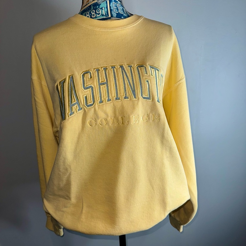 Vintage Washington College Yellow sweat shirt